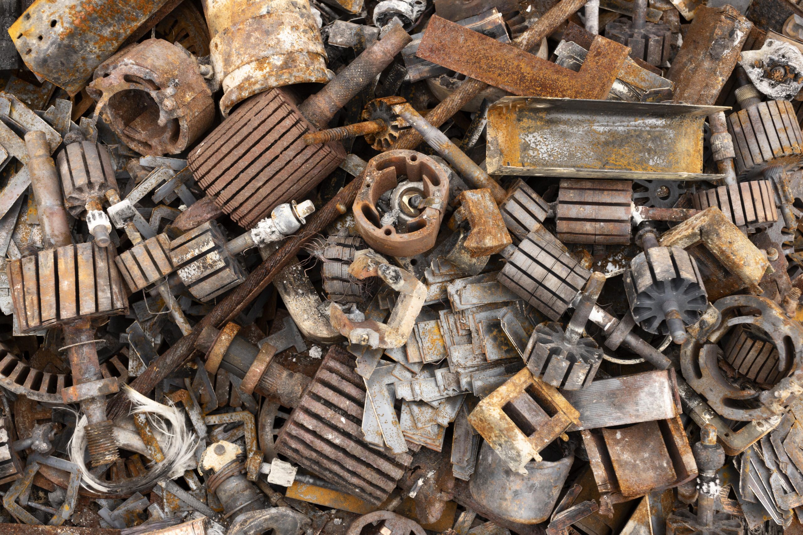 dirty-dumped-objects-arrangement dirty-dumped-objects-arrangement